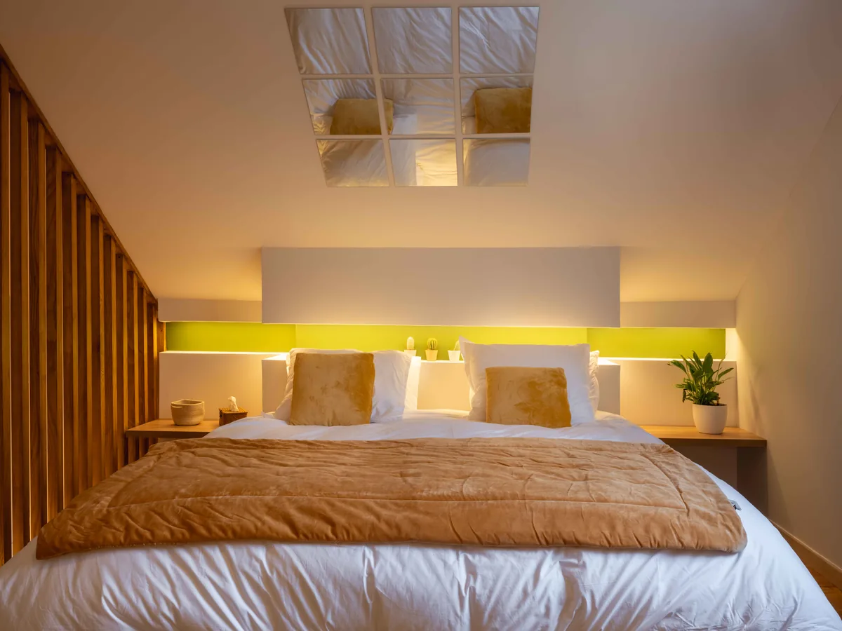 Chambre king-size vue de face — suite privée La Parenthèse Essonne