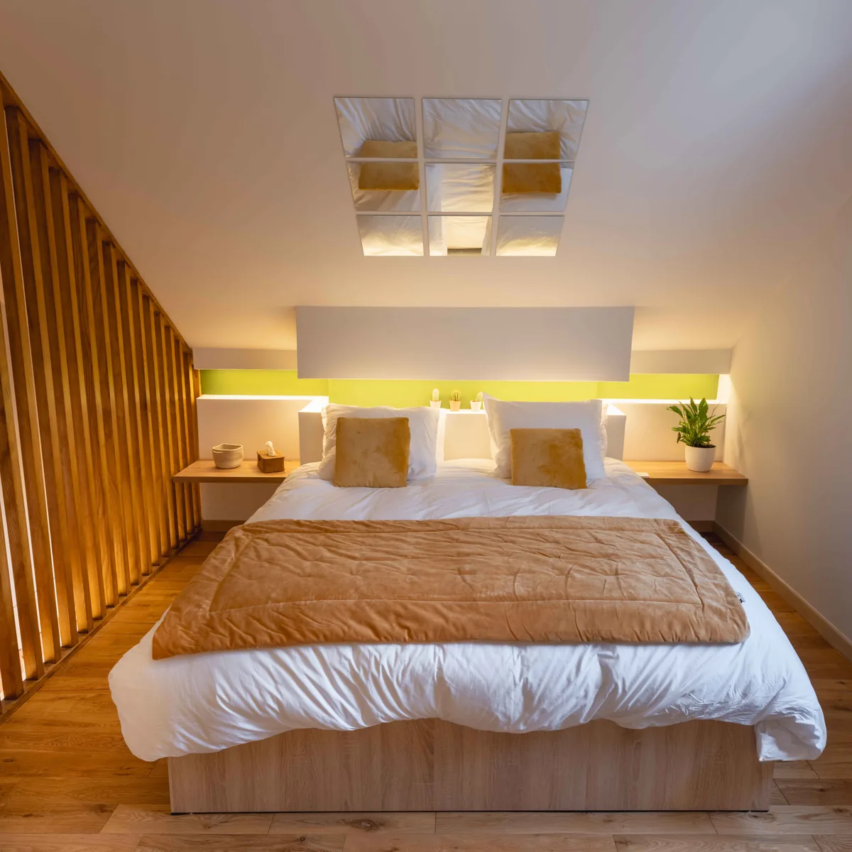 Chambre avec miroir au plafond — love room Essonne La Parenthèse