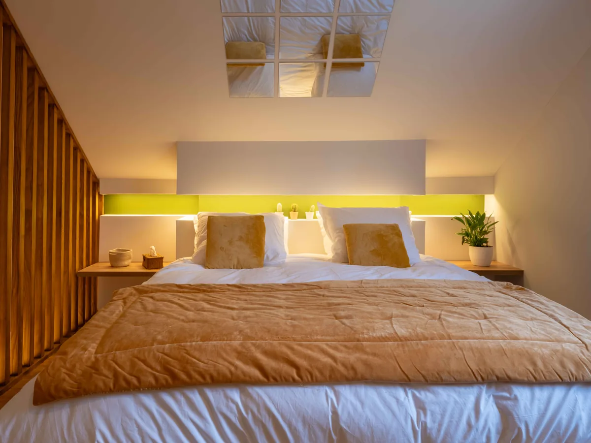 Lit king-size 180 cm literie hôtelière premium — suite romantique La Parenthèse