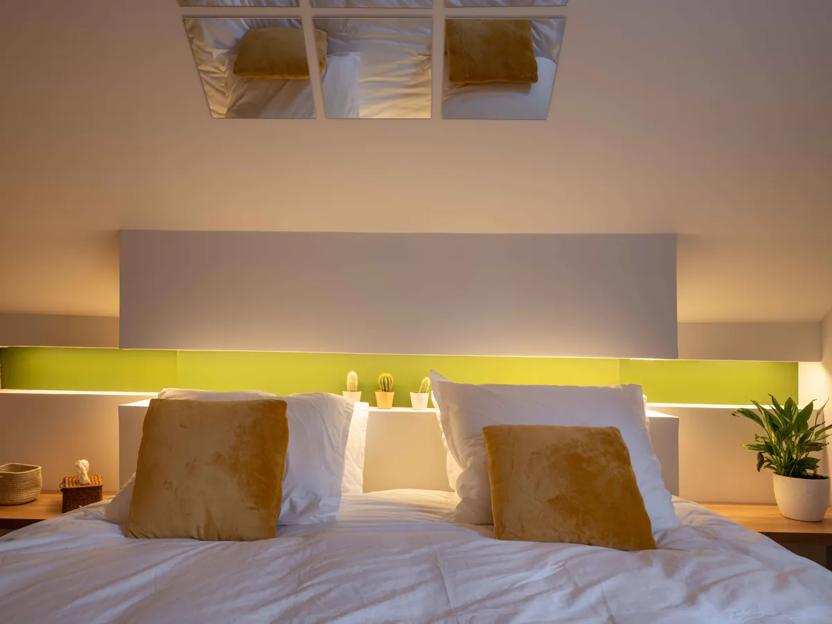 Tête de lit LED avec oreillers premium — chambre romantique La Parenthèse