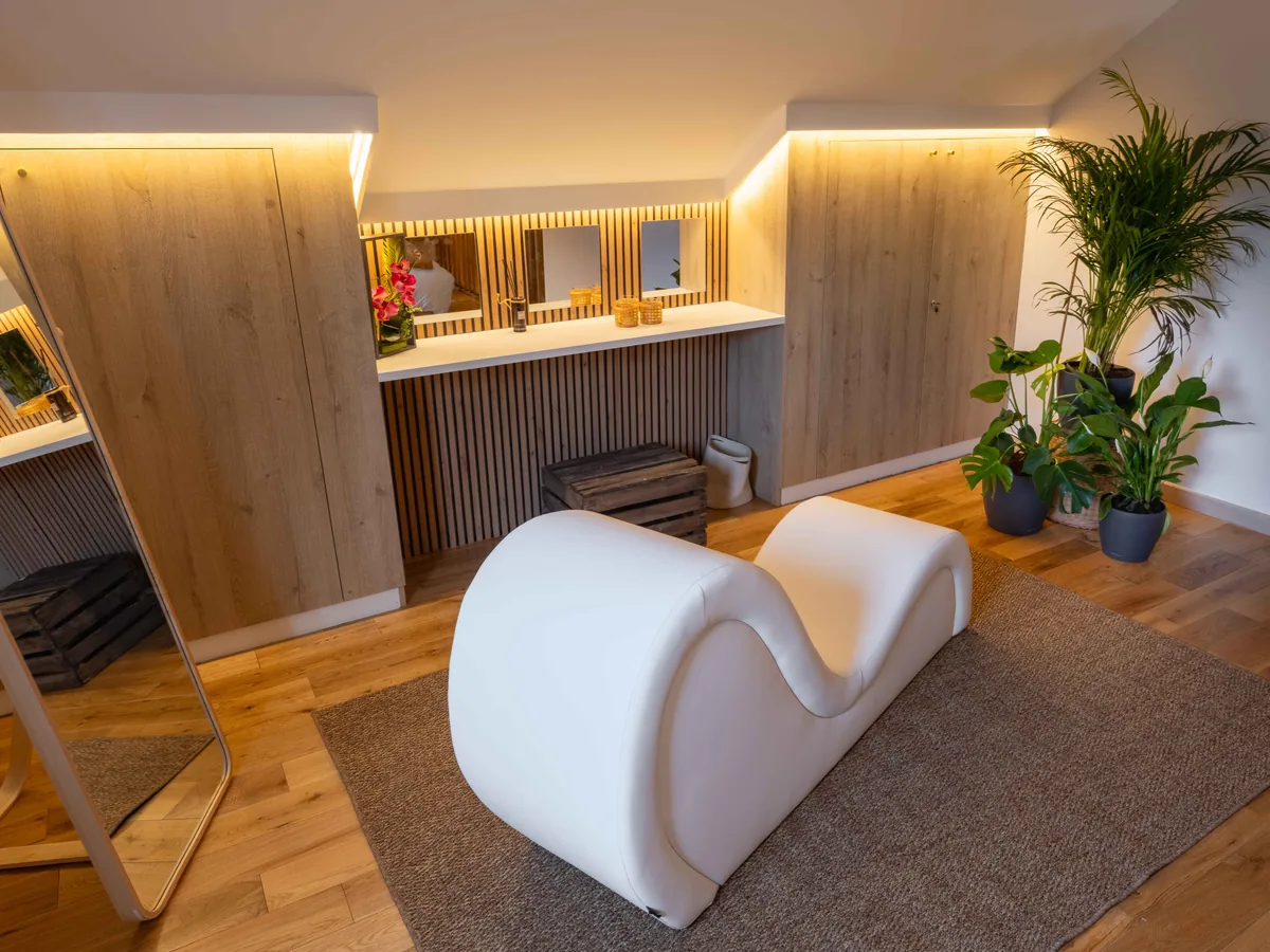 Chaise tantra romantique 2 — love room Essonne suite privée
