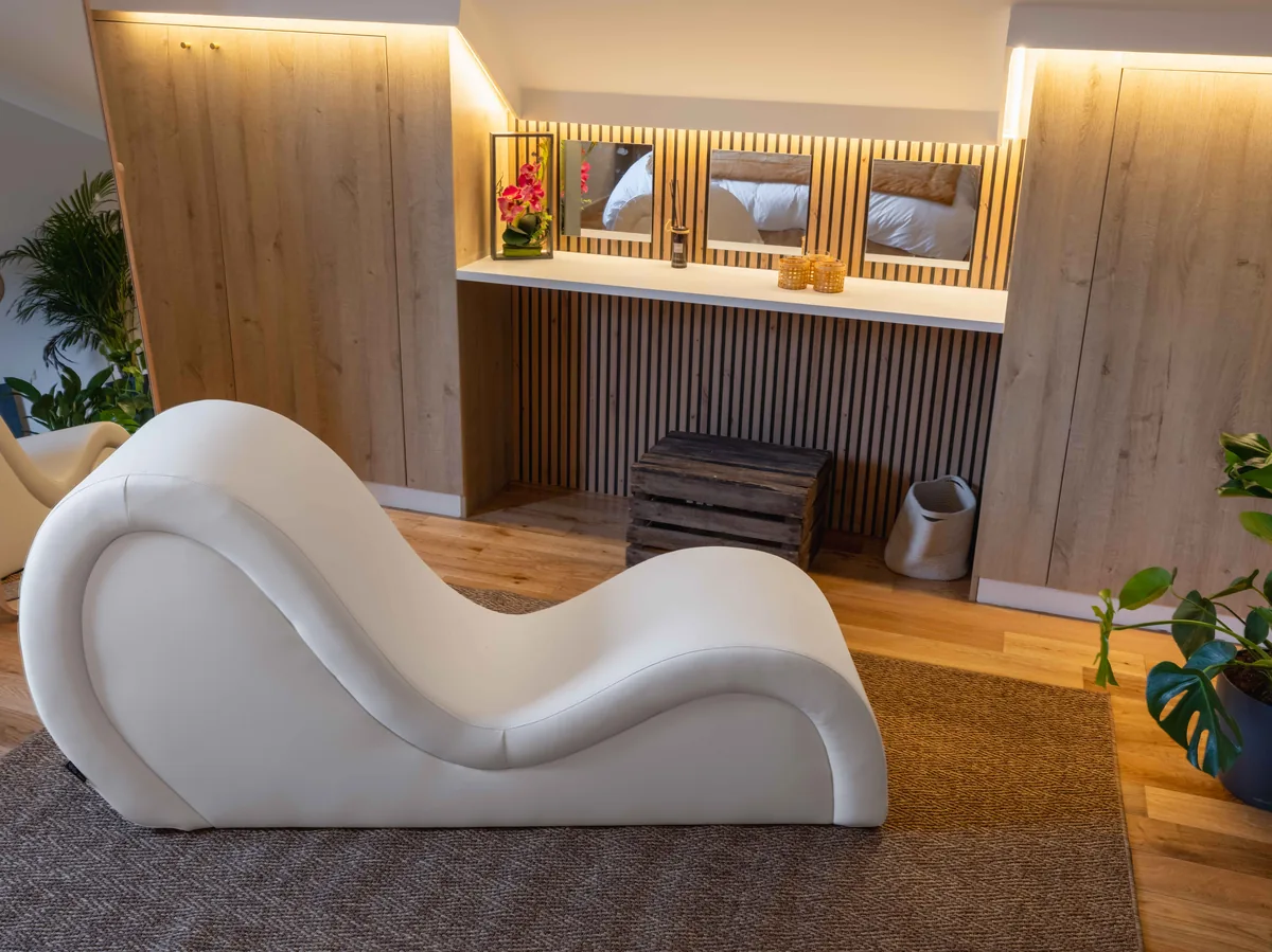 Chaise tantra et ambiance lumineuse — La Parenthèse Boutigny