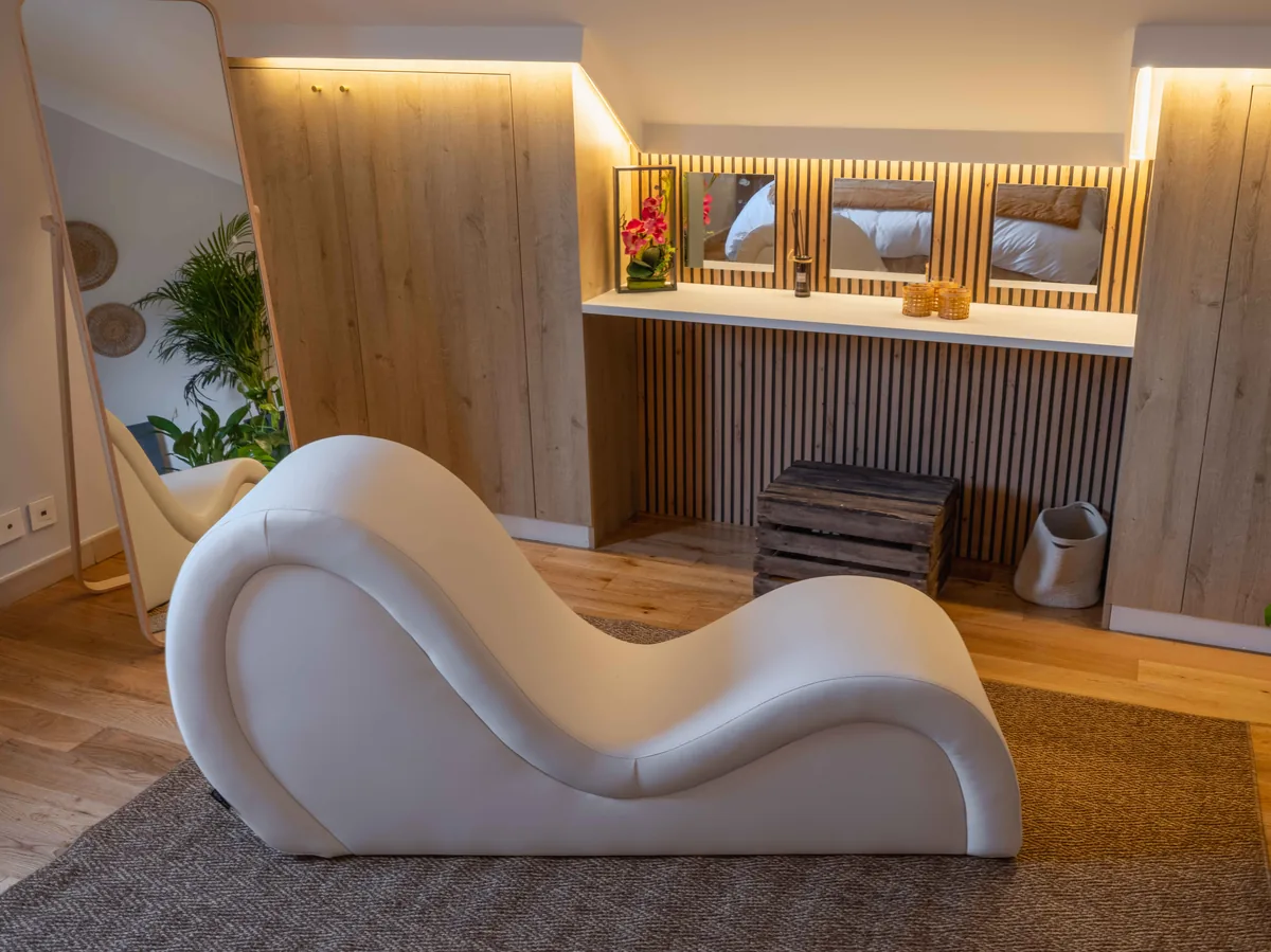 Tantra et miroir mural — suite luxe La Parenthèse Essonne