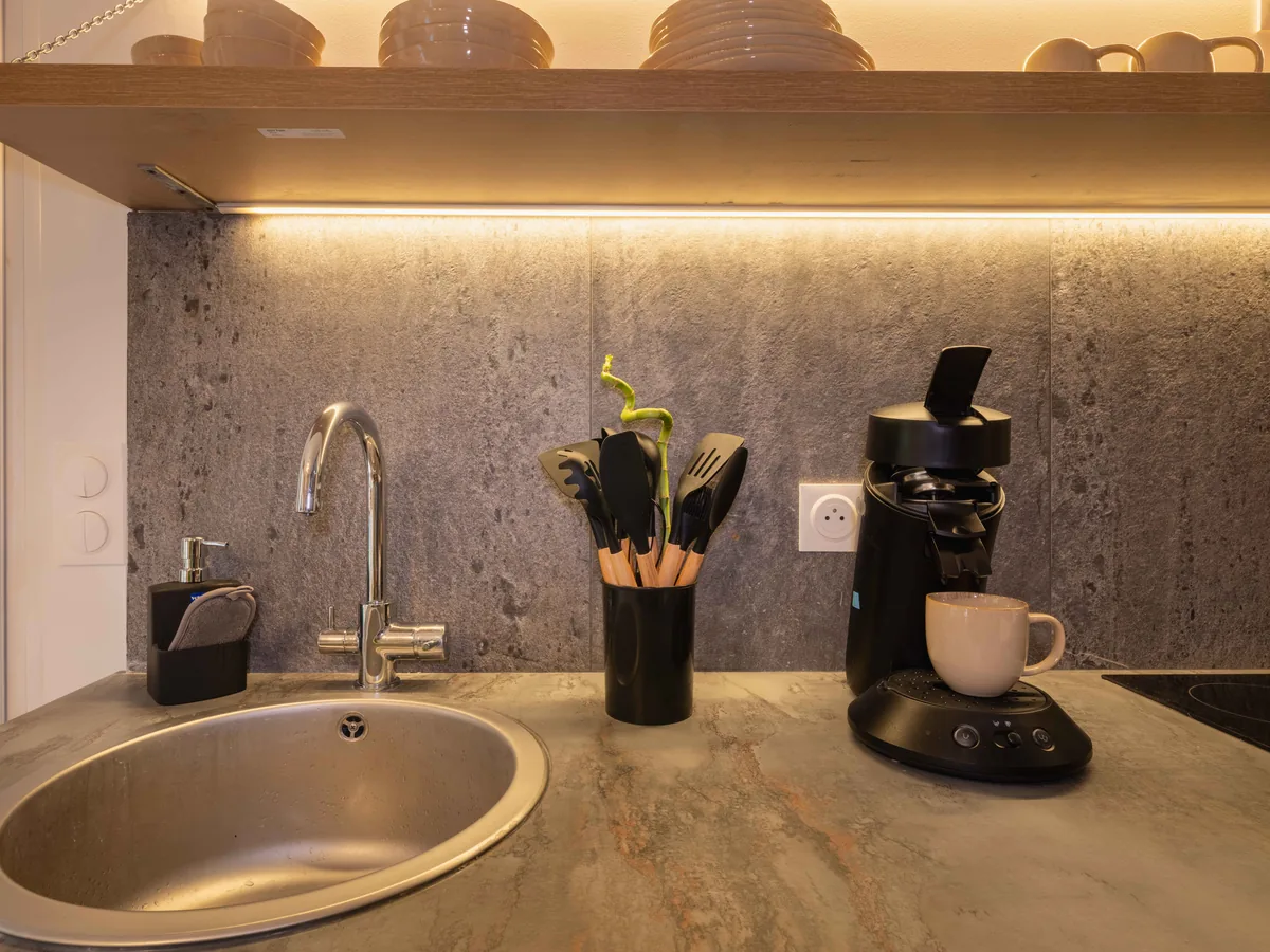 Détail cafetière cuisine équipée — La Parenthèse Boutigny-sur-Essonne