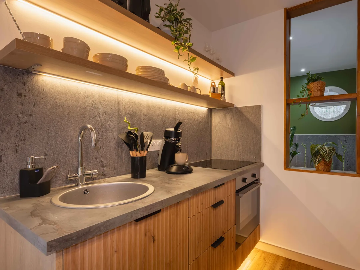 Cuisine équipée avec évier et verrière — La Parenthèse suite privée