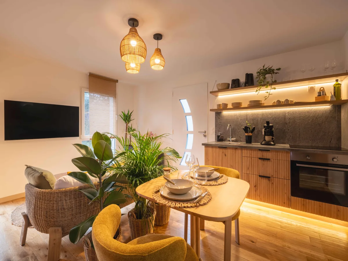 Vue ensemble cuisine et salon tropical — La Parenthèse