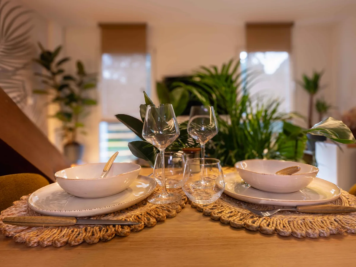 Table dressée pour deux dans la cuisine équipée — La Parenthèse