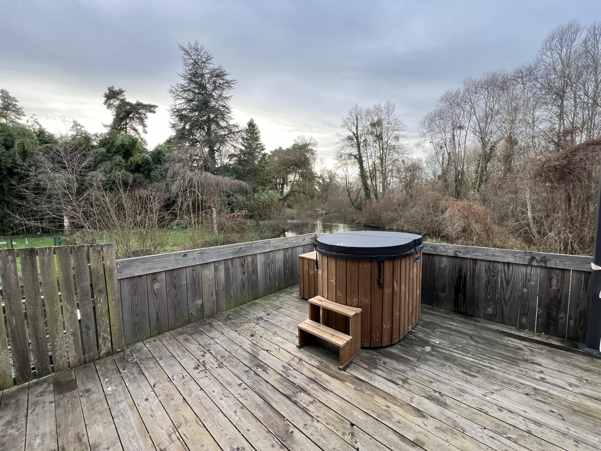 Bain nordique en bois et rivière Essonne — suite privée bain nordique Île-de-France