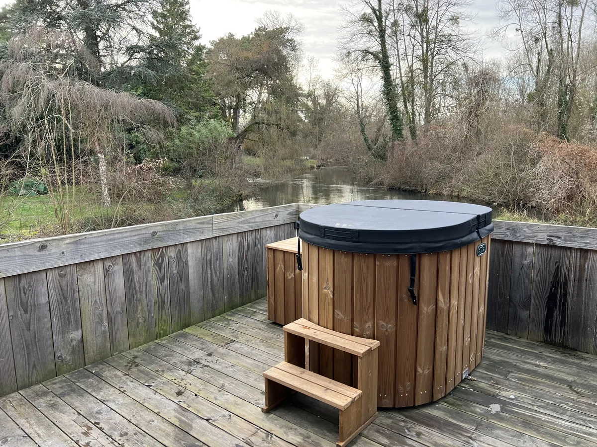 Bain nordique privatif avec vue sur la rivière Essonne — La Parenthèse
