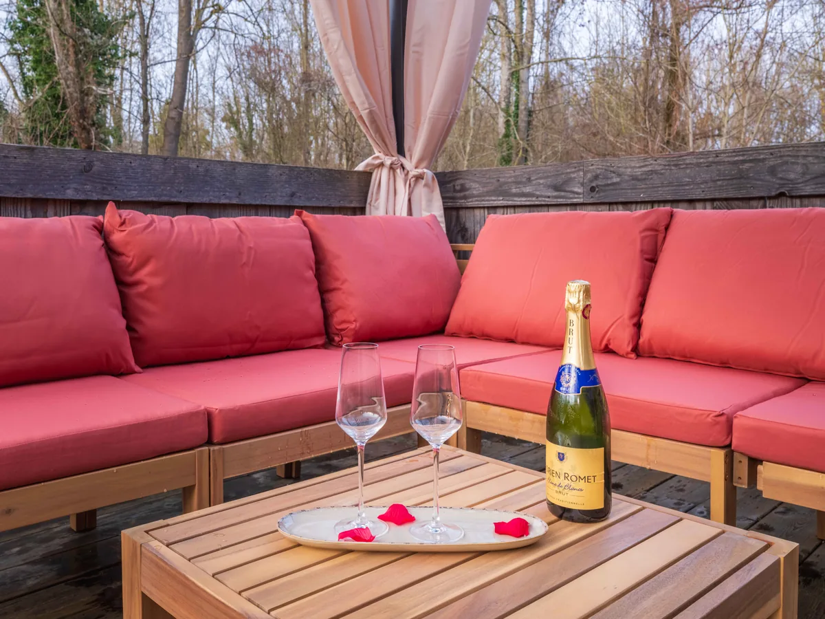 Apéritif champagne sous pergola — La Parenthèse suite romantique