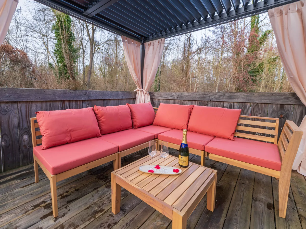 Pergola bioclimatique avec champagne — terrasse romantique La Parenthèse