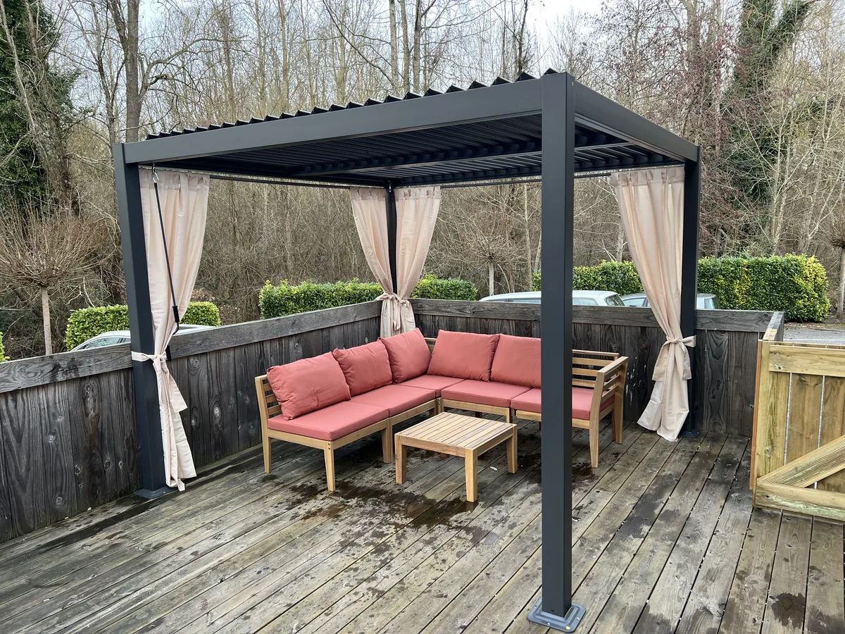 Salon de jardin sous pergola — terrasse privée La Parenthèse