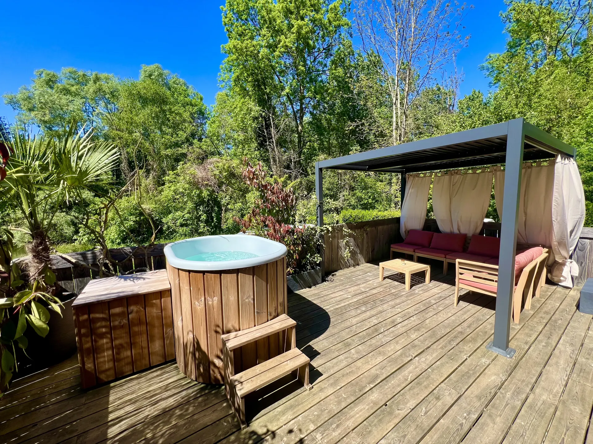 Terrasse privée avec bain nordique, pergola et salon de jardin — La Parenthèse Boutigny-sur-Essonne
