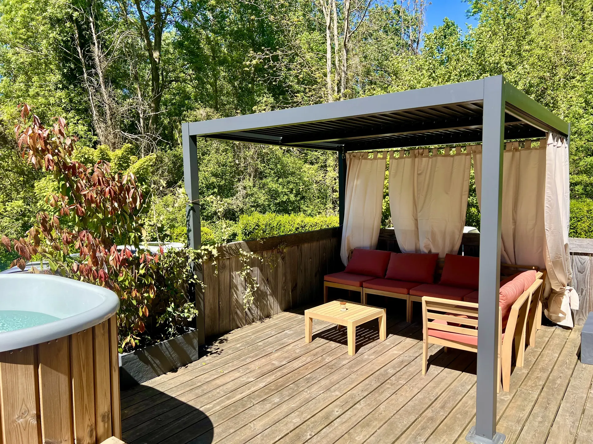 Terrasse privée en été avec bain nordique sous pergola bioclimatique — La Parenthèse Boutigny-sur-Essonne