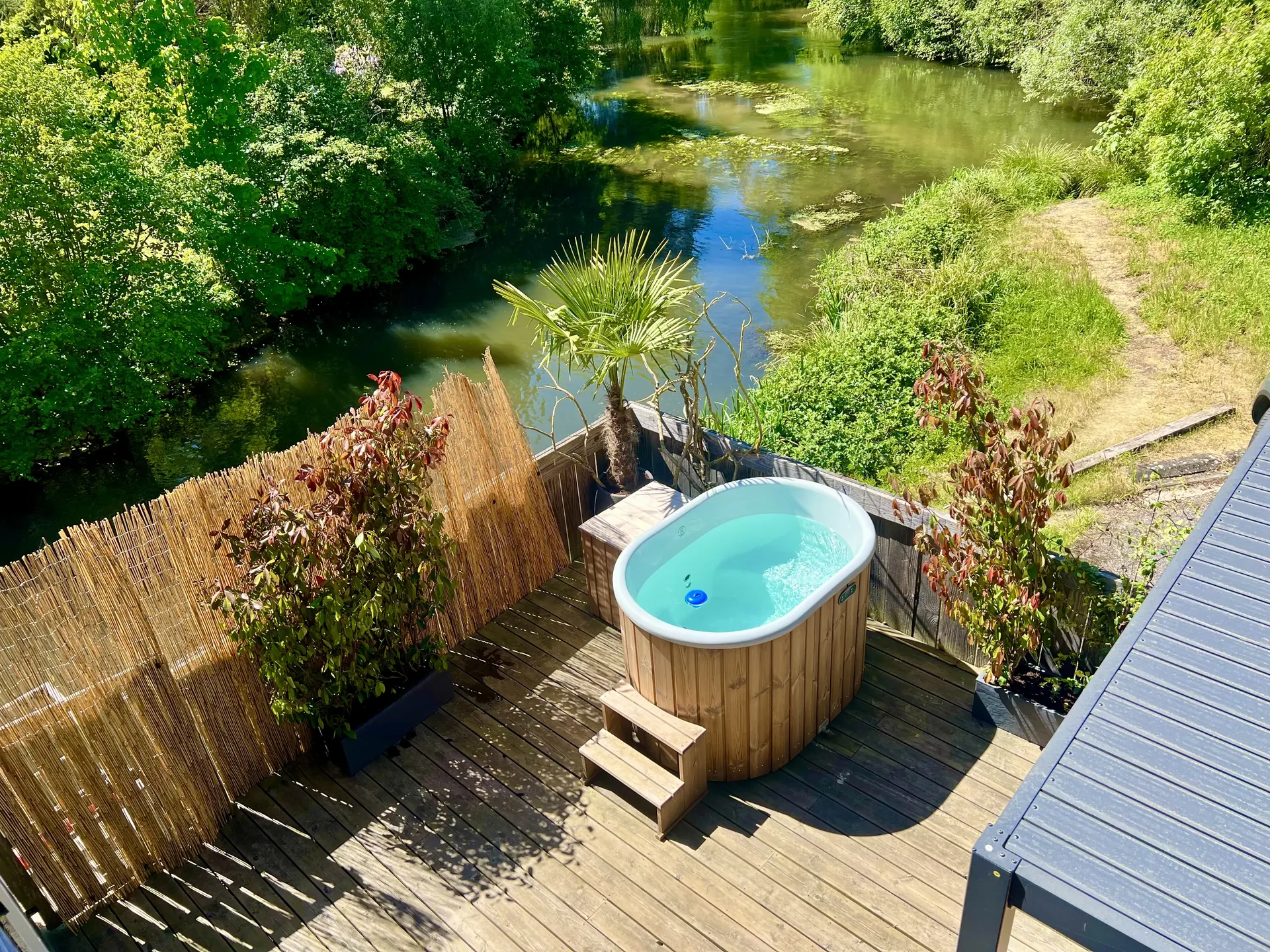 Bain nordique privatif vu en plongée depuis la terrasse en été — La Parenthèse Boutigny-sur-Essonne