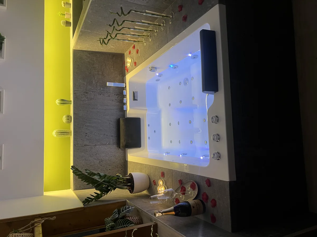 Baignoire balnéo double chromothérapie LED — spa privatif La Parenthèse Essonne