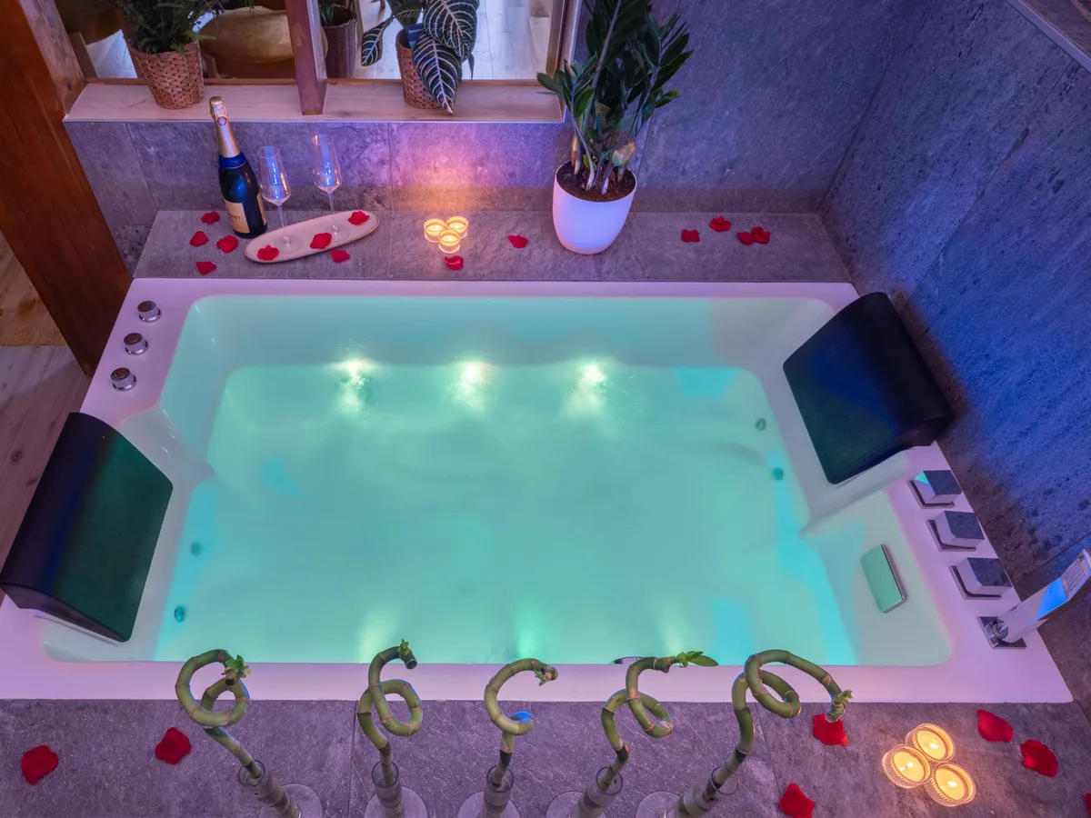 Baignoire balnéo double vue du dessus — bain à deux La Parenthèse