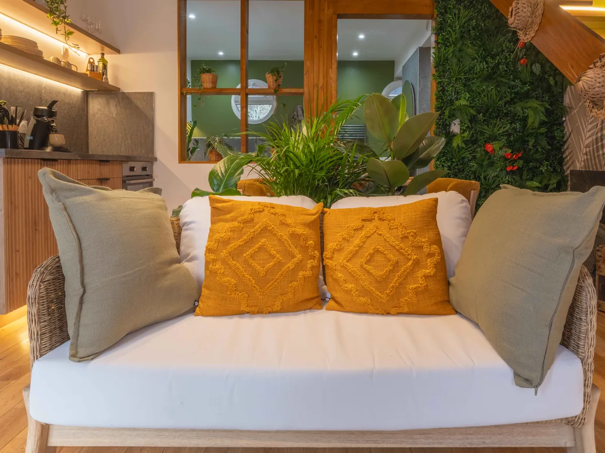 Canapé et mur végétal tropical — love room Essonne