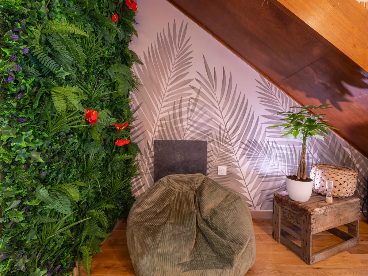 Mur végétal tropical salon — suite luxe bain nordique Essonne