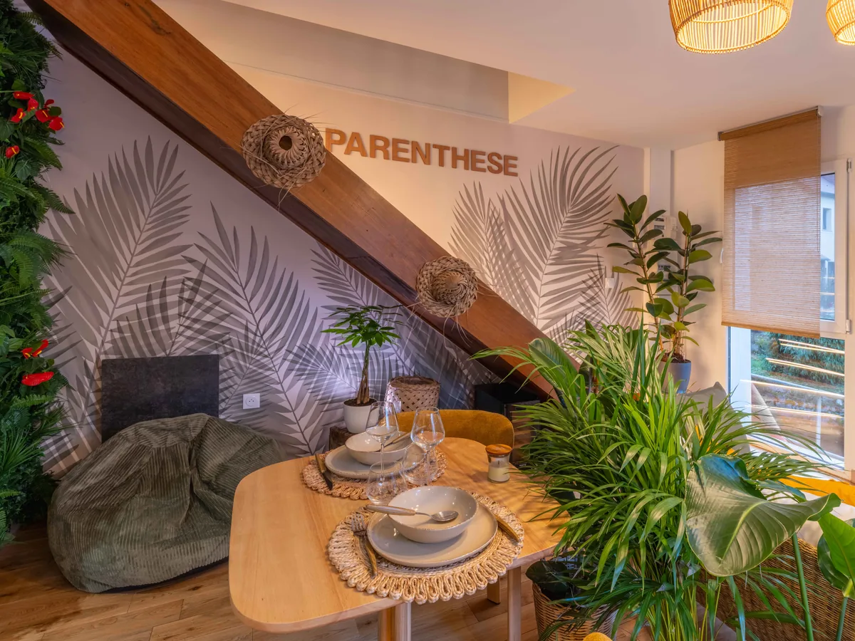 Table et escalier LED salon — La Parenthèse Boutigny-sur-Essonne